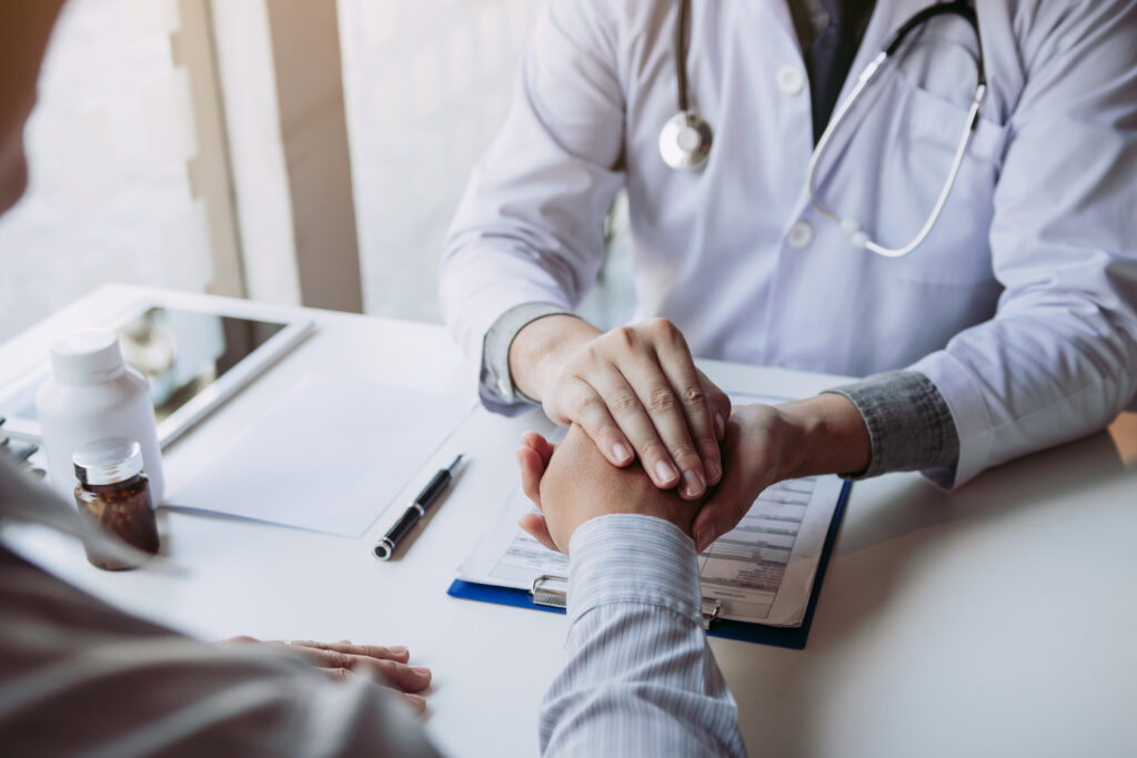 Reumatologista cuida de reumatismo e doenças reumáticas